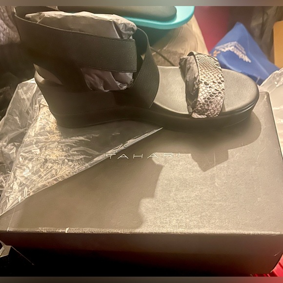 BRAND NEW Tahari Open Toe Black & Snake Wedge Sandal - Picture 2 of 3